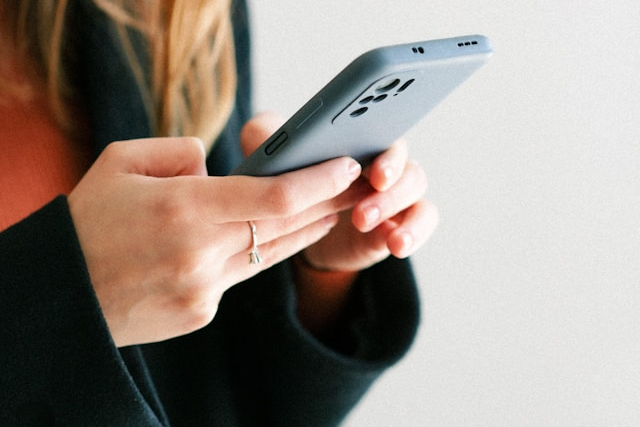 JLPTアプリの活用をしている女性の手元