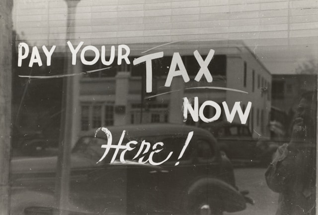Pay Your Tax と書かれた窓