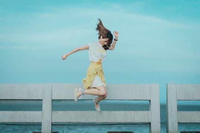 喜びを表現している女性