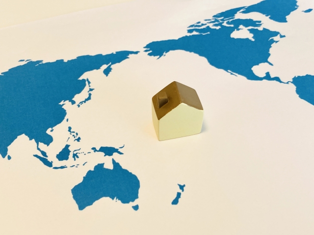 世界地図と家の模型