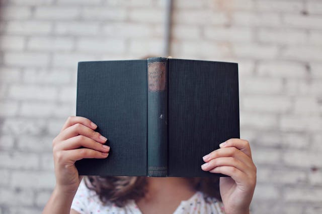 本を読んでいる女性