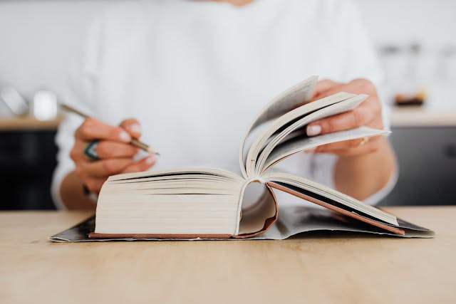日本語の読解力を高める練習法を実践している様子
