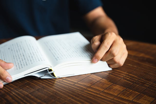 小説を読んでいる男性