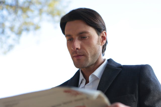 新聞を読む男性