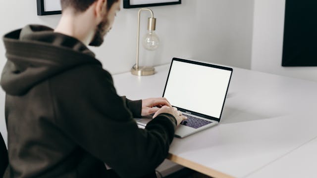 日本語能力試験のオンライン申し込みをしている男性