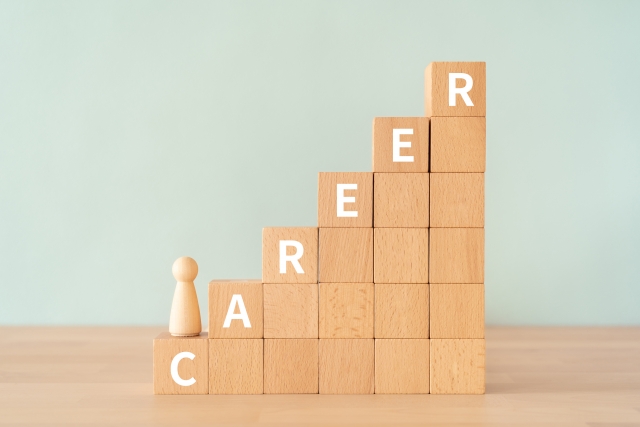 「CAREER」と書かれた積み木と人形