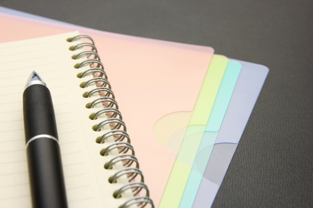 書類準備をイメージしたファイルフォルダ