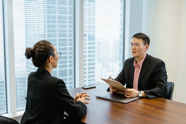 社内で面接をしてる場面