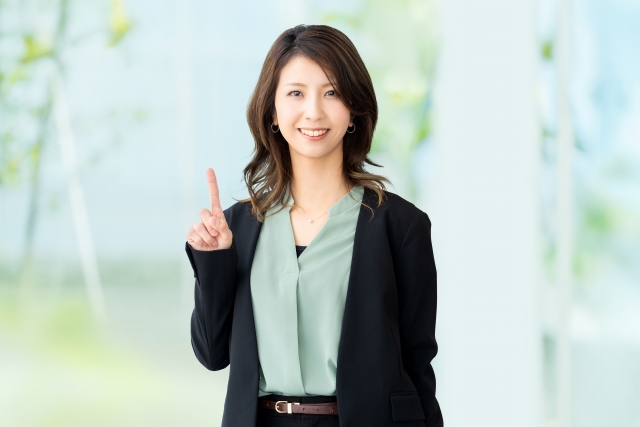 メリットを説明している女性