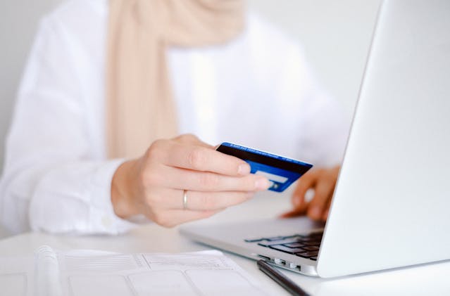 クレジットカードでオンライン決済をしている場面