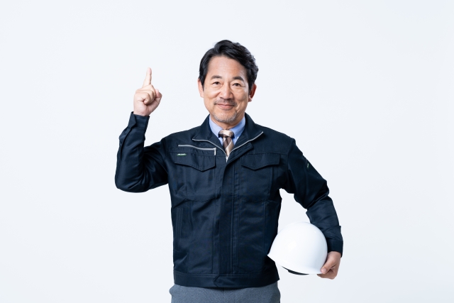ポイントを説明する管理職の男性