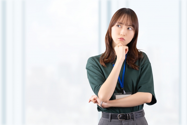 制度について考えている女性