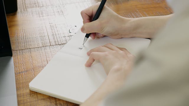 自宅で試験勉強をしている様子