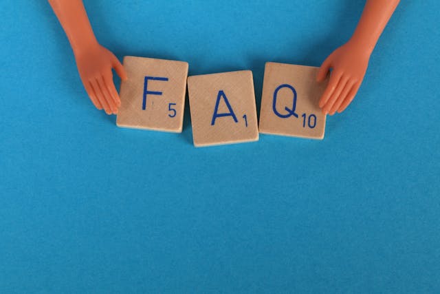 FAQと書かれた木のブロック