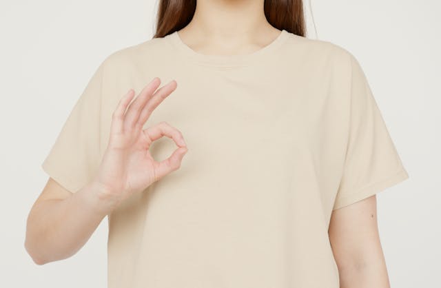OKサインをしている女性