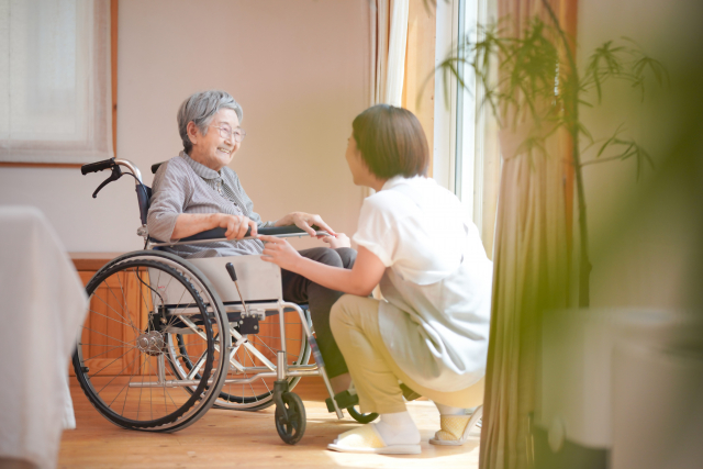高齢者と話すヘ介護士