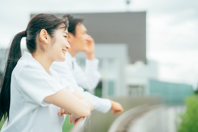 外で気分転換をしている介護士