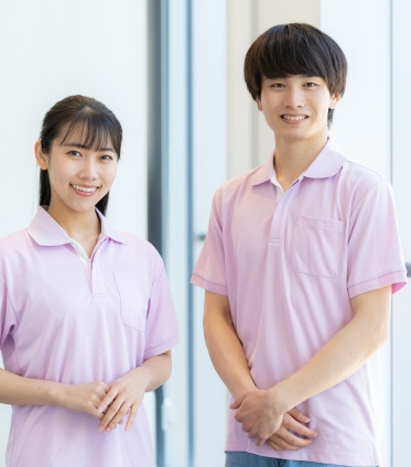 介護施設の制服を着た従業員