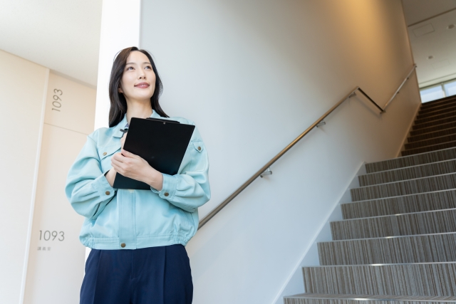 受け入れ企業の監査を行っている様子