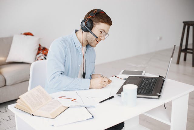 e-ラーニングで日本語の勉強をしている男性