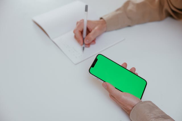 スマホを使って試験勉強をしている外国人