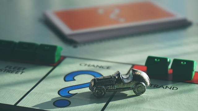 クエスチョンマークとメタル製のおもちゃの車