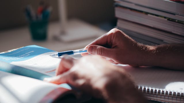 日本語能力試験に向けて勉強している場面