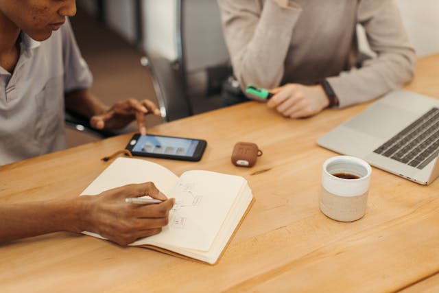 企業内で試験対策を教えている場面