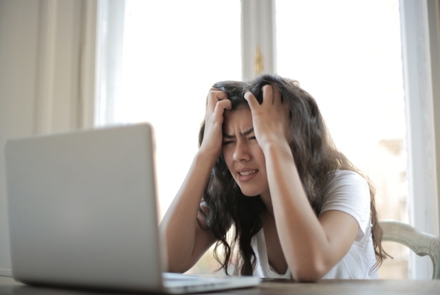 日本語学習がうまくいかず頭を抱えている外国人女性