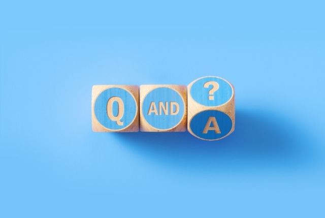 QandA/？と書かれた木のブロック