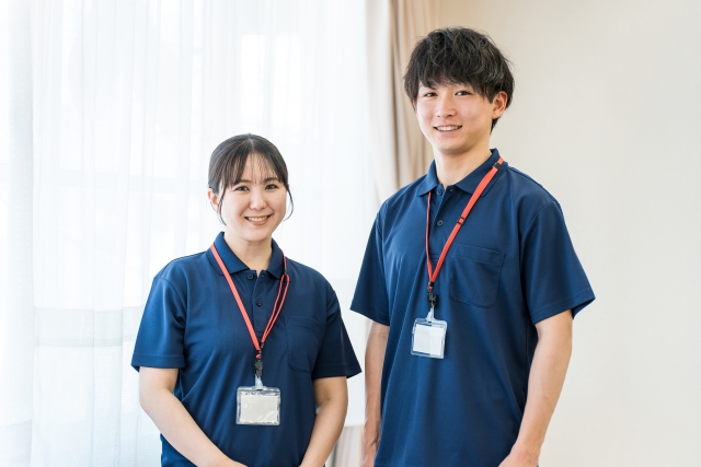 介護施設で働く作業療法士の男女介護職員