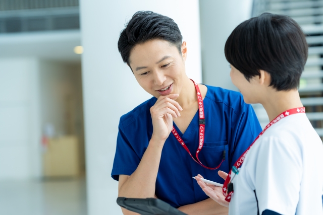 利用する制度について打ち合わせをしている施設職員