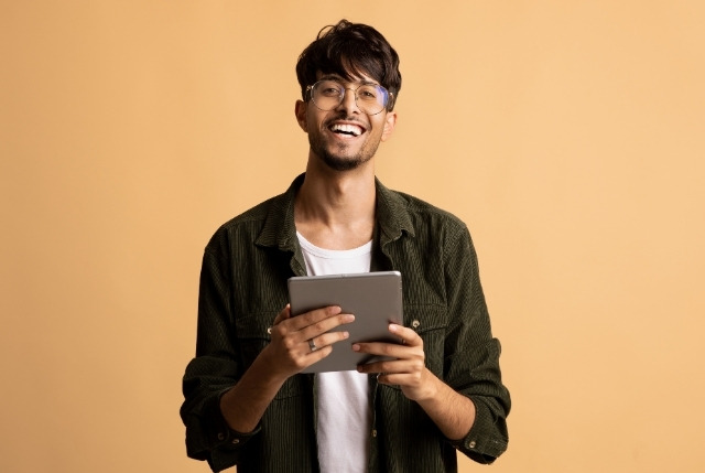 タブレットで日本語学習をしている外国人男性