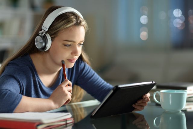 e-learningを利用して日本語学習の動画を
を視聴している外国人女性