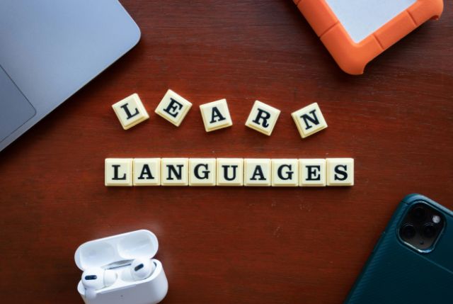 LEARN LANGUAGEの文字とパソコンやスマホなどのツール