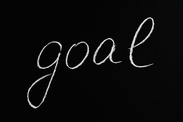 黒板にチョークで書かれたgoalの文字