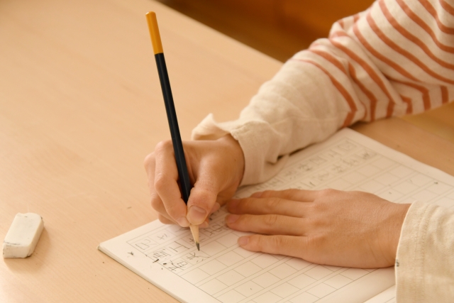 漢字の書き取りの練習をしている外国人