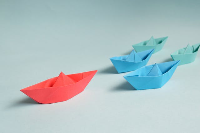 リーダーに見立てた母船が小艦隊を引き連れている様子
