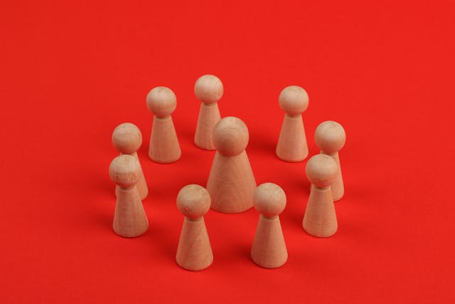 リーダーシップをイメージした人形のグループ