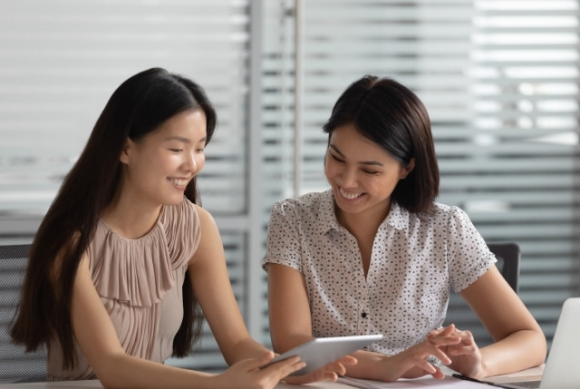 評価試験に向けて社内での学習サポートをしている社員