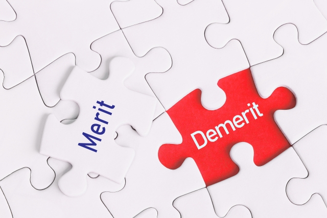 MeritとDemritと書かれたパズルのピース