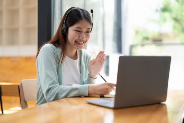 オンラインで日本語を学んでいる外国人スタッフ