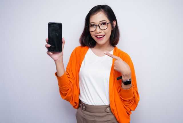 スマホを手に持っている外国人女性