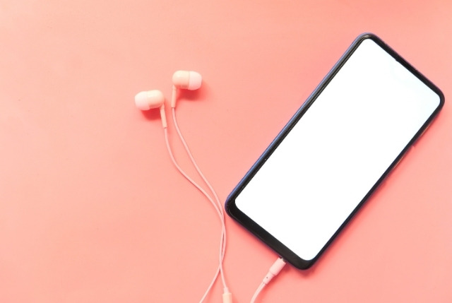 デジタル学習に利用するスマホとイヤホン