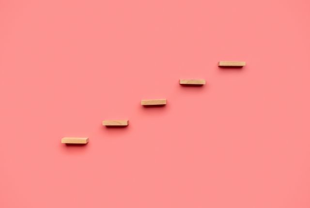 5つのステップをイメージした階段