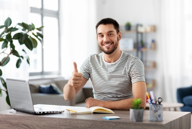 日本語カフェのコースを受講し、日本語の習得がうまく進み、サムズアップをしている外国人男性