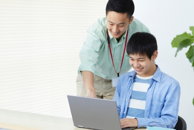 外国人社員の日本語学習サポートしている日本人社員