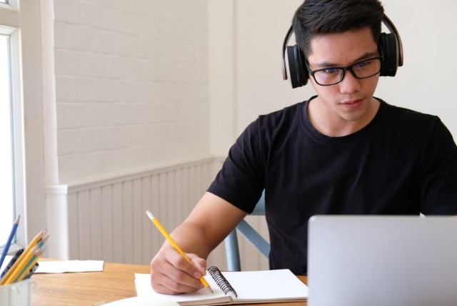 オンライン学習で日本語の漢字を勉強している外国人男性
