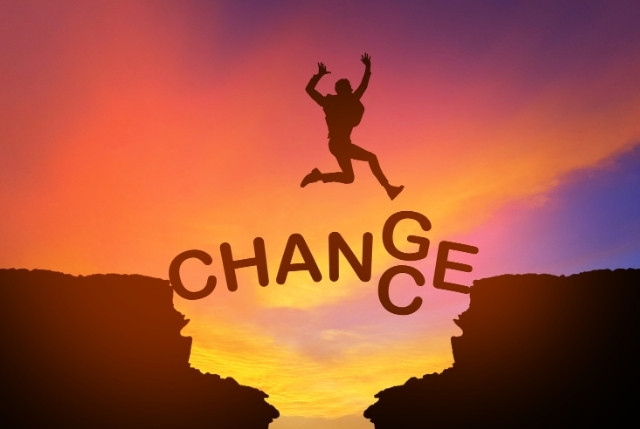 夕焼け空を背景に“CHANGE”の文字の上を人がジャンプしているシルエット。2号への移行挑戦や変化、自己成長を象徴するイメージ