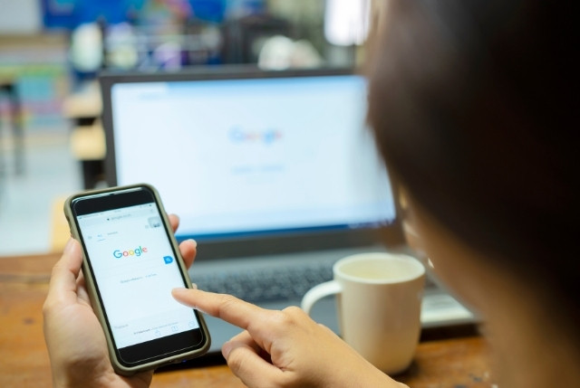 Google レンズを使用して漢字を調べようとしている外国人